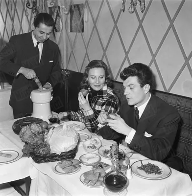 Henri Vidal et Michèle Morgan, dînant dans un restaurant à l'occasion du 4e Festival de Cannes, en avril 1951.
