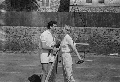 Michèle Morgan et Henri Vidal prenant une leçon de tennis à Cannes en avril 1956.