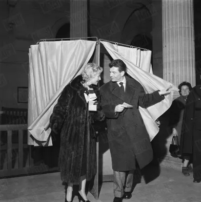 Michèle Morgan et Henri Vidal votent lors des élections législatives du 2 janvier 1956.