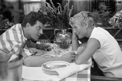 Michèle Morgan rejoint son époux Henri Vidal à Marseille, sur le tournage de son film &quot;Le port du désir&quot; en septembre 1954.