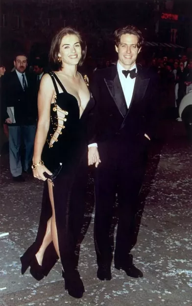 Hugh Grant etElizabeth Hurley, dans sa fameuse robe Versace, à la première de«Quatre mariages et un enterrement» en mai 1994 à Londres.
