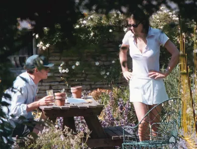 Elizabeth Hurley et Hugh Grant se retrouvent, au lendemain du scandale de l’arrestation de l’acteur avec une prostituée, en juin 1995.