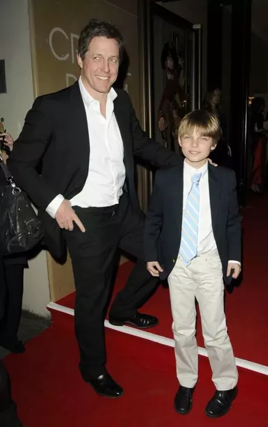 Hugh Grant accompagné de son filleul Damian, le fils de Liz Hurley, lors d’une première à Londres en 2012.