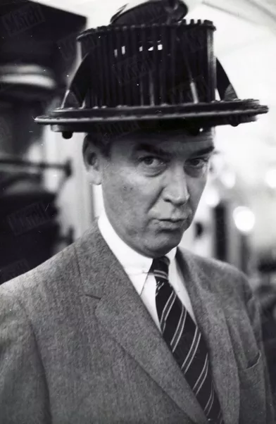 « Le premier chapeau est trop discret, le second trop encombrant : c'est l'appareil à mesurer le tour de tête ».James Stewart dansParis Match n°553, daté du 14 novembre 1959