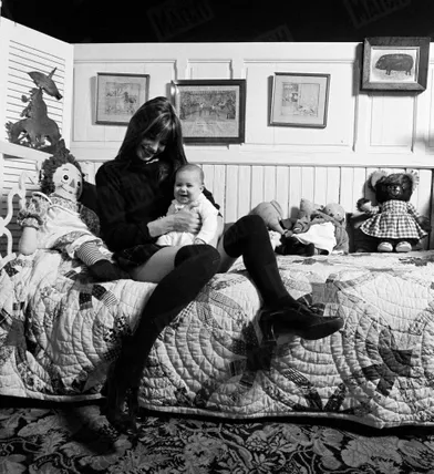 https://www.parismatch.com/People/Jane Birkin et sa fille Charlotte Gainsbourg, cinq mois, dans leur maison de la rue de Verneuil, dans le 7ème arrondissement de Paris, en décembre 1971.