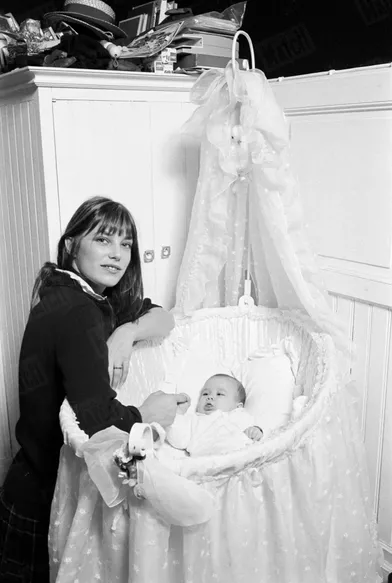 https://www.parismatch.com/People/Jane Birkin et sa fille Charlotte Gainsbourg, cinq mois, dans leur maison de la rue de Verneuil, dans le 7ème arrondissement de Paris, en décembre 1971.