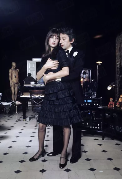 https://www.parismatch.com/People/Jane Birkin et Serge Gainsbourg dans leur maison de la rue de Verneuil, dans le 7ème arrondissement de Paris, en décembre 1971.