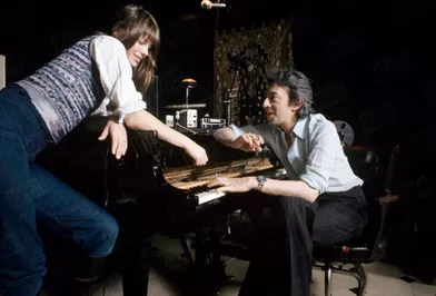 https://www.parismatch.com/People/Jane Birkin et Serge Gainsbourg dans leur maison de la rue de Verneuil, dans le 7ème arrondissement de Paris, en décembre 1971.