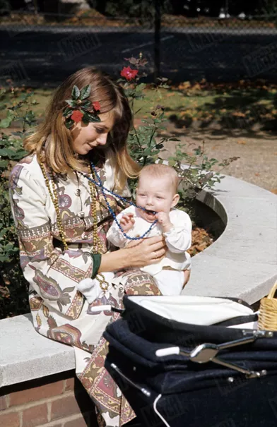 Jane Birkin et sa fille Kate, à l’occasion d’un reportage consacré à la mode hippie à Londres, dans Paris Match n°966, daté du 14 octobre 1967.