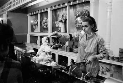 Jane Fonda, entre ses cours de danse et de comédie, travaille derrière le comptoir des glaces, au restaurant Hicks &amp; Son, sur la 5e Avenue, à New York, fin 1959.