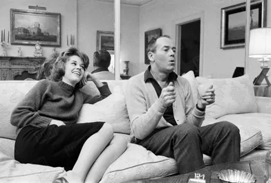 Jane Fonda rend visite à son père Henry Fonda, dans son appartement de New York, fin 1959.
