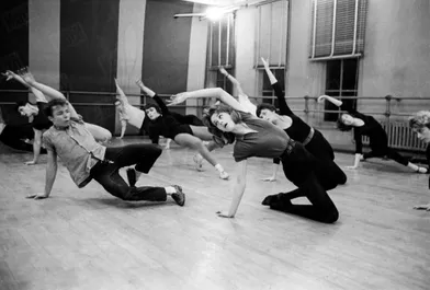 Jane Fonda lors d’un cours de danse en compagnie de son petit-ami, le comédien et danseur Timmy Everett, à New York, fin 1959.