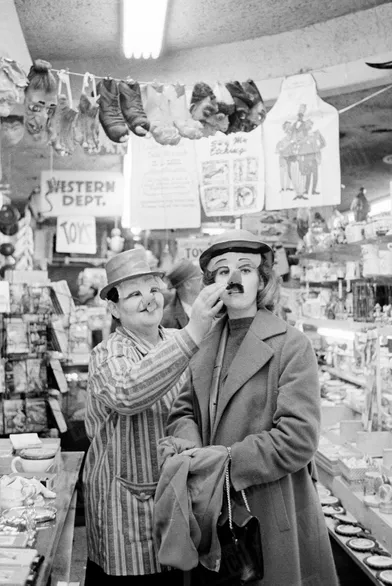 Jane Fonda essaie un déguisement dans un drugstore de Broadway, à New York, fin 1959.