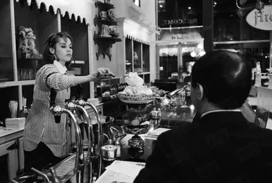 Jane Fonda, entre ses cours de danse et de comédie, travaille derrière le comptoir des glaces, au restaurant Hicks &amp; Son, sur la 5e Avenue, à New York, fin 1959.