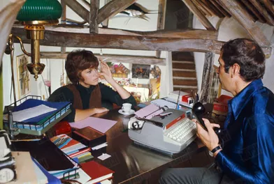 Jane Fonda et Roger Vadim dans leur propriété de campagne, à 80 km de Paris, en 1969.