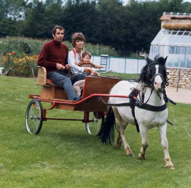 Jane Fonda et Roger Vadim avec leur fille Vanessa dans leur propriété de campagne, à 80 km de Paris, en 1969.