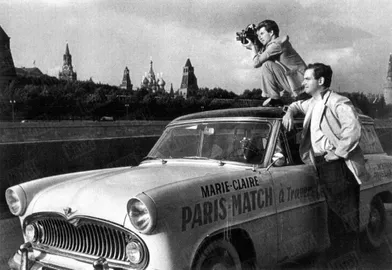 À Moscou, au début du périple qui va durer plus de trois mois. Jean-Pierre Pedrazzini, 29 ans, sur le toit de la Marly au logo du journal, et Dominique Lapierre, 25 ans, sont partis de Paris le 14 juillet 1956.