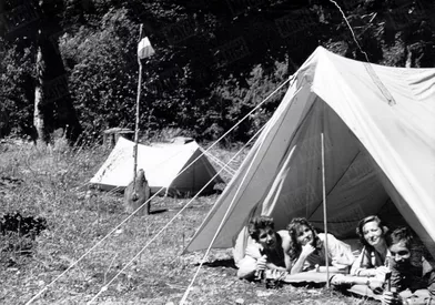Avec leurs épouses, Annie et Aliette, camping en plein Caucase... Une pratique jusque-là interdite aux étrangers.