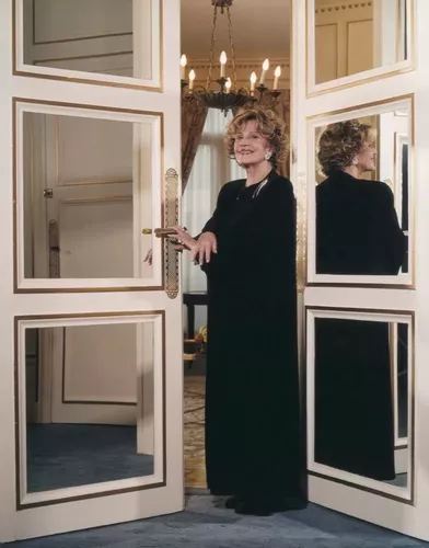 Jeanne Moreau posant dans un ensemble Pierre Cardin, à l'occasion de la sortie du film «Cet amour là», en janvier 2002.