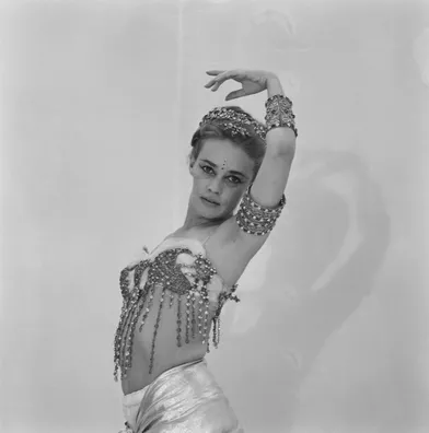 Jeanne Moreau présente dans Match les 21 costumes signés Pierre Cardin pour son film « Mata Hari », en mars 1962.