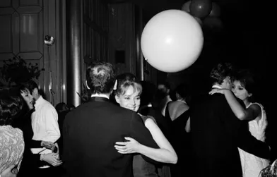 Jeanne Moreau et Pierre Cardin, lors d’une soirée dansante au premier étage de la Tour Eiffel, en novembre 1961.