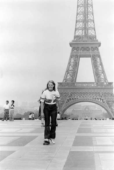 « Entraînement sur l'esplanade du Trocadéro : elle sera dans son premier film français championne de “surf à roulettes” » - Paris Match n°1470, 29 juillet 1977
