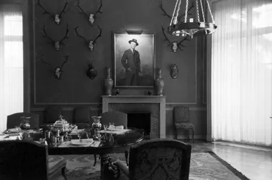 « Sa salle à manger, décorée de trophées, au mur le portrait de son hôte, le duc Montellano. » - Paris Match n°306, 5 février 1955