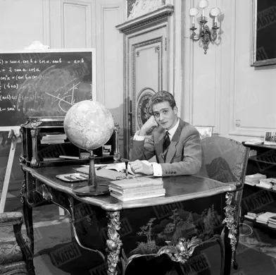 « Le bureau d'études du prince, dans le palais mis à disposition par le duc Montellano, Juan Carlos y travaille une heure le matin, trois l'après-midi. » - Paris Match n°306, 5 février 1955