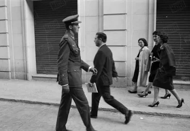 «Dans les rues d'Alicante, un cadet en permission attire tous les regards. C'est don Juan Carlos.» - Paris Match n°531, 13 juin 1959