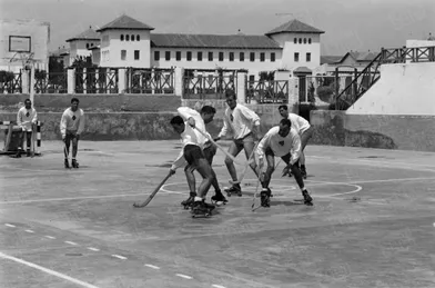 «L'athlète devient le soir un étudiant studieux :Le matin, sur le stade, Juan Carlos (1 m 87) est la vedette de l'équipe de hockey sur patins à roulettes...» - Paris Match n°531, 13 juin 1959