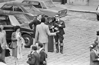 Karl Lagerfeld arrivant au mariage de la créatrice Paloma Picasso et de l'auteur dramatique argentin Rafael Lopez Sanchez à la mairie du 7ème arrondissement de Paris, le 5 mai 1978.