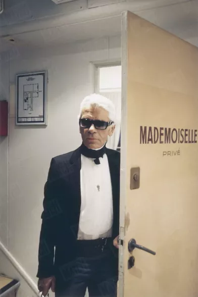 Karl Lagerfeld, rue Cambon, siège de la maison Chanel, en novembre 2002.