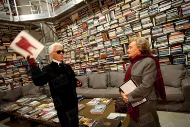 Karl Lagerfeld reçoit Bernadette Chirac dans la bibliothèque de sa maison de la rue de Lille, à Paris, samedi 28 novembre 2009.
