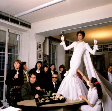 Karl Lagerfeld avec Inès de la Fressange dans la robe de mariée de la Collection été 1989.