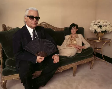 Karl Lagerfeld posant avec Stella Tennant, égérie du prêt-à-porter français de chez Coco Chanel, en juillet 1996, à New York.