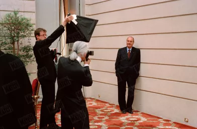 Karl Lagerfeld photographiant Jacques Chirac à l'Elysée, le jour du second tour des élections présidentielles, le 5 mai 2002.