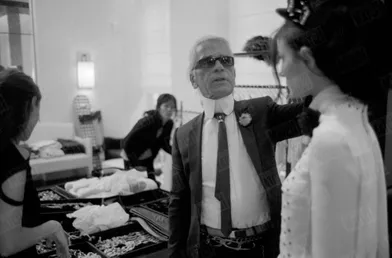 Karl Lagerfeld dans les coulisses du défilé Chanel prêt-à-porter Automne-Hiver 2003 - 2004, le 10 mars 2003.