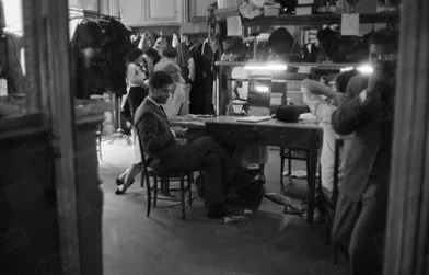 Karl Lagerfeld, jeune couturier, travaillant à l'une de ses premières collections dans son atelier de couture à Paris, le 28 juillet 1959.