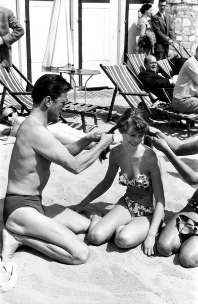 « Avec Brigitte Bardot, Kirk Douglas retrouve sa partenaire de ‘Quelque part en Europe’, film d'Anatole Litvak. » - Paris Match n°215, 25 avril 1953
