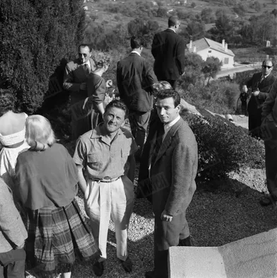 Kirk Douglas en compagnie d'Yves Montand, lors de son premier rendez-vous avec Paris Match, au Festival de Cannes en avril 1953.