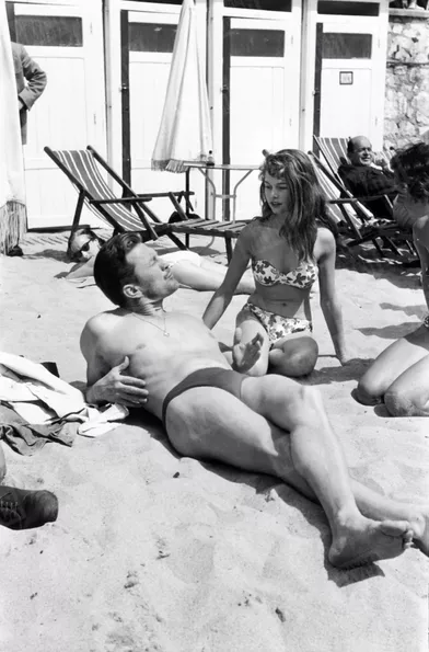 « Avec Brigitte Bardot, Kirk Douglas retrouve sa partenaire de ‘Quelque part en Europe’, film d'Anatole Litvak. » - Paris Match n°215, 25 avril 1953