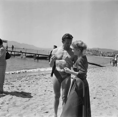 « Avec Anne Baxter, il prend son premier bain. Ancien matelot, il a plongé pour rattraper la barque de Boutemy. » - Paris Match n°215, 25 avril 1953