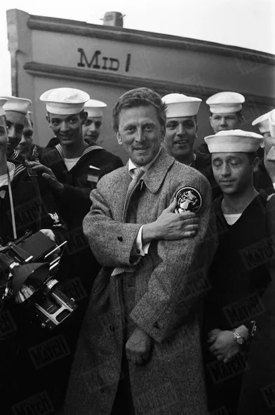 Kirk Douglas en compagnie des matelots du porte-avion américain USS Midway, lors de son premier rendez-vous avec Paris Match, au Festival de Cannes en avril 1953.
