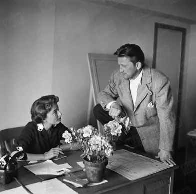 Kirk Douglas rencontre celle qui deviendra son épouse, Anne Buydens, alors secrétaire du délégué général du festival de Cannes, Robert Favre Le Bret, en avril 1953.