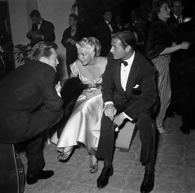 Kirk Douglas en compagnie de Lana Turner et Lex Baxter, lors de son premier rendez-vous avec Paris Match, au Festival de Cannes en avril 1953.