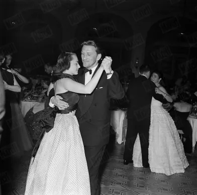 « Avec Olivia de Havilland, il ouvre le bal à la soirée d'inauguration aux Ambassadeurs. Kirk laisse pousser sa barbe pour tourner Ulysse, à Rome, Son grand succès au Festival : son rôle dans Statione Termini, de Vittorio de Sica. » - Paris Match n°215, 25 avril 1953