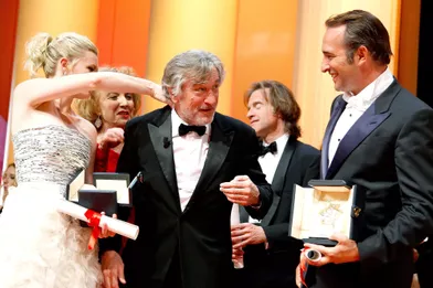 Lors du 64e Festival de Cannes, l'acteur a l'honneur d'être le Président du jury. Après la cérémonie de clôture et la remise des prix, Robert De Niro pose avec les deux acteurs victorieux, Kirsten Dunst pour son rôle dans «Melancolia» et Jean Dujardin pour son interprétation dans «The Artist». 