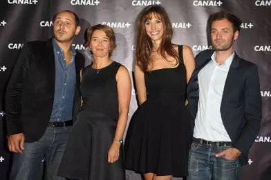 De gauche à droite : les chroniqueurs politiques Karim Rissouli et Hélène Jouan, la miss météo Doria Tillier et Augustin Trapenard, le monsieur littérature de l'émission.