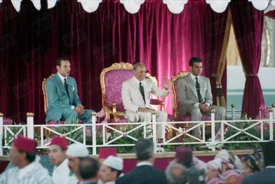 Le roi Hassan II du Maroc entouré de ses deux fils, le futur roi Mohammed VI (à g.) et Moulay Rachid, lors du mariage de sa fille Lalla Hasnaa, en septembre 1994.