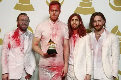  Le groupe Imagine Dragons pose en coulisses après avoir reçu un Grammy pour «Radioactive». 